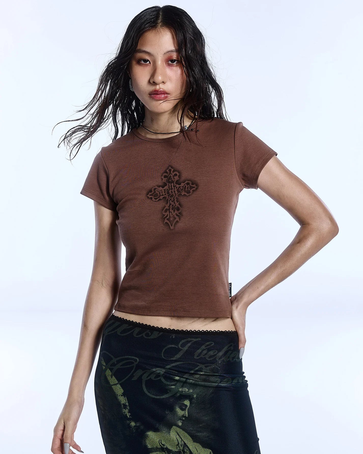 CROSS TEE - BROWN