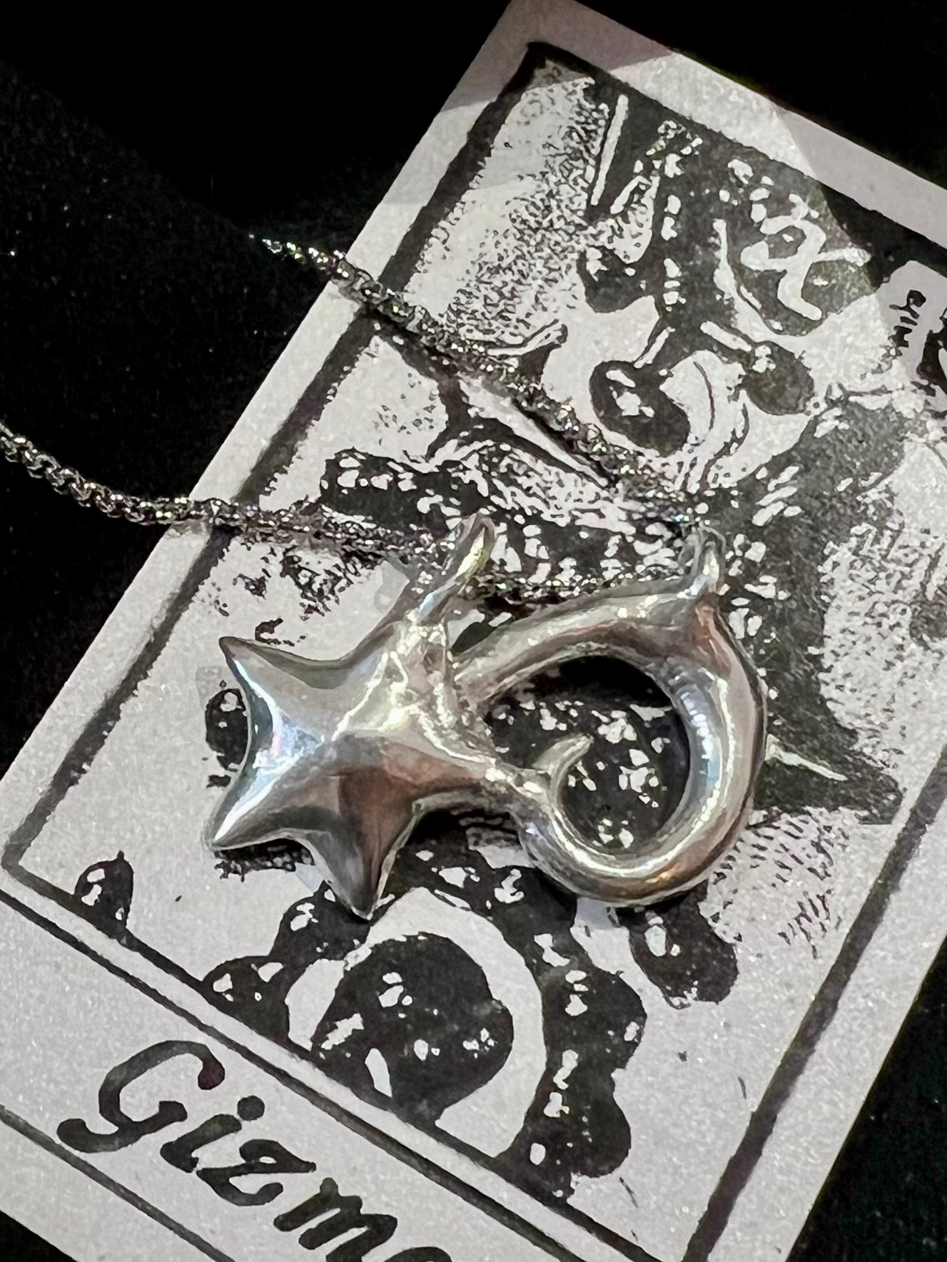 Gizmi Pendant