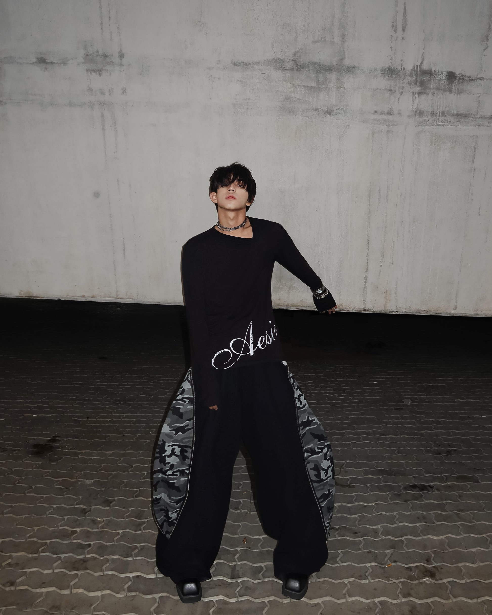 Triangle Neck Shirt (Black)