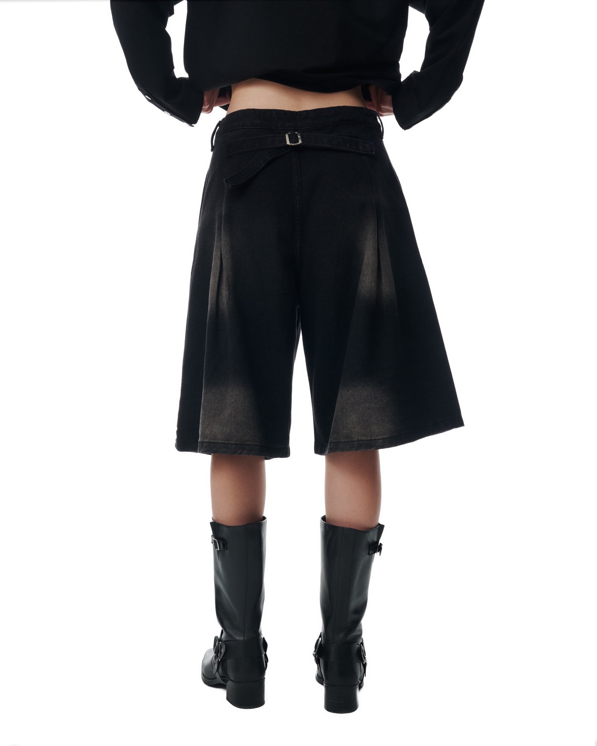 WASHED PLEATED JORTS