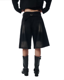 WASHED PLEATED JORTS