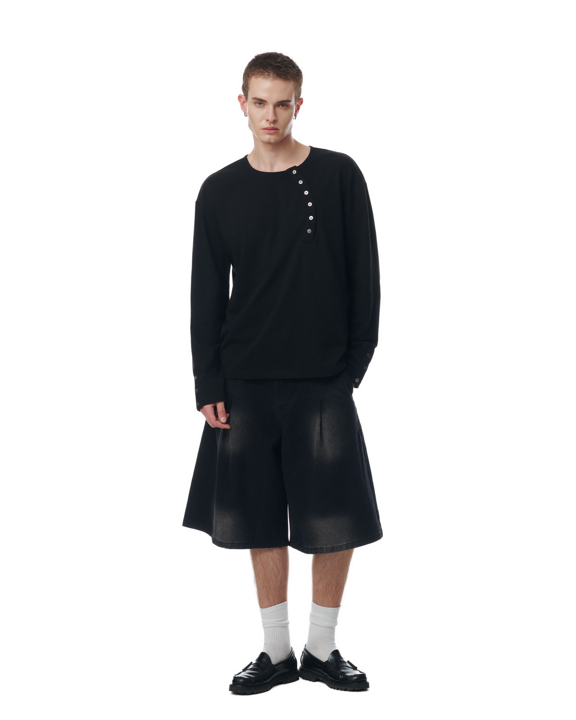 WASHED PLEATED JORTS