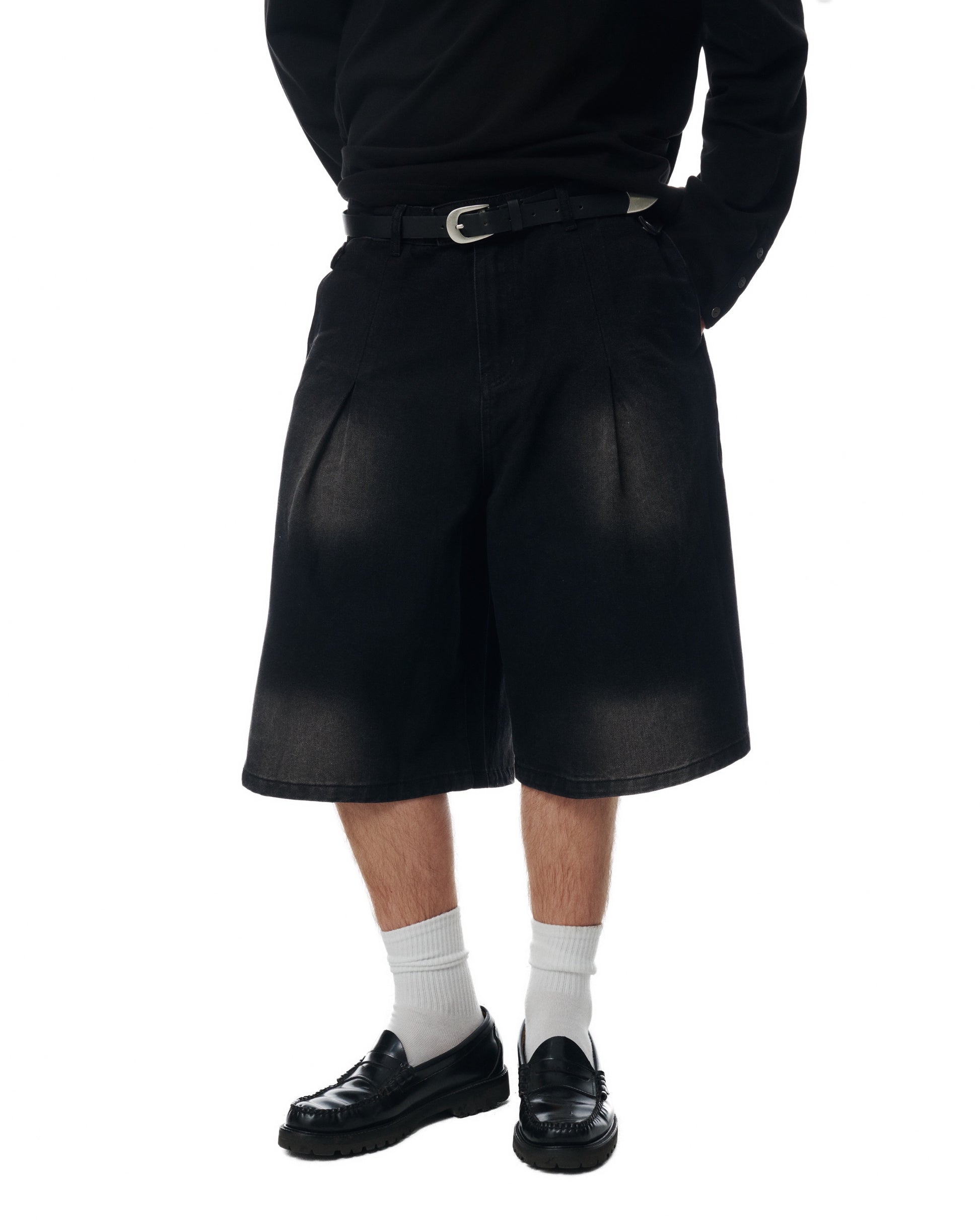 WASHED PLEATED JORTS