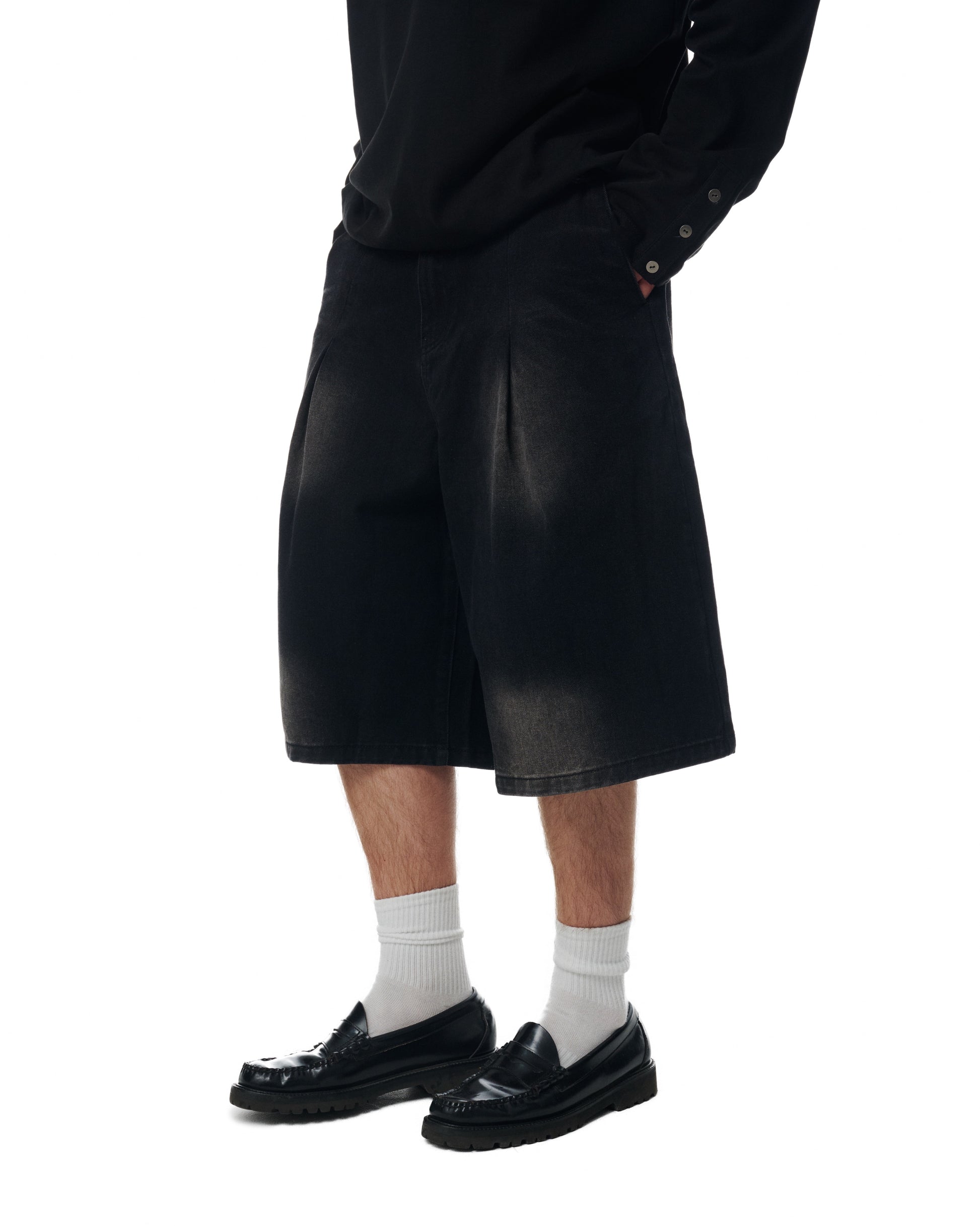 WASHED PLEATED JORTS