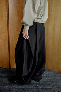 ADJUSTABLE PLEATED TROUSERS