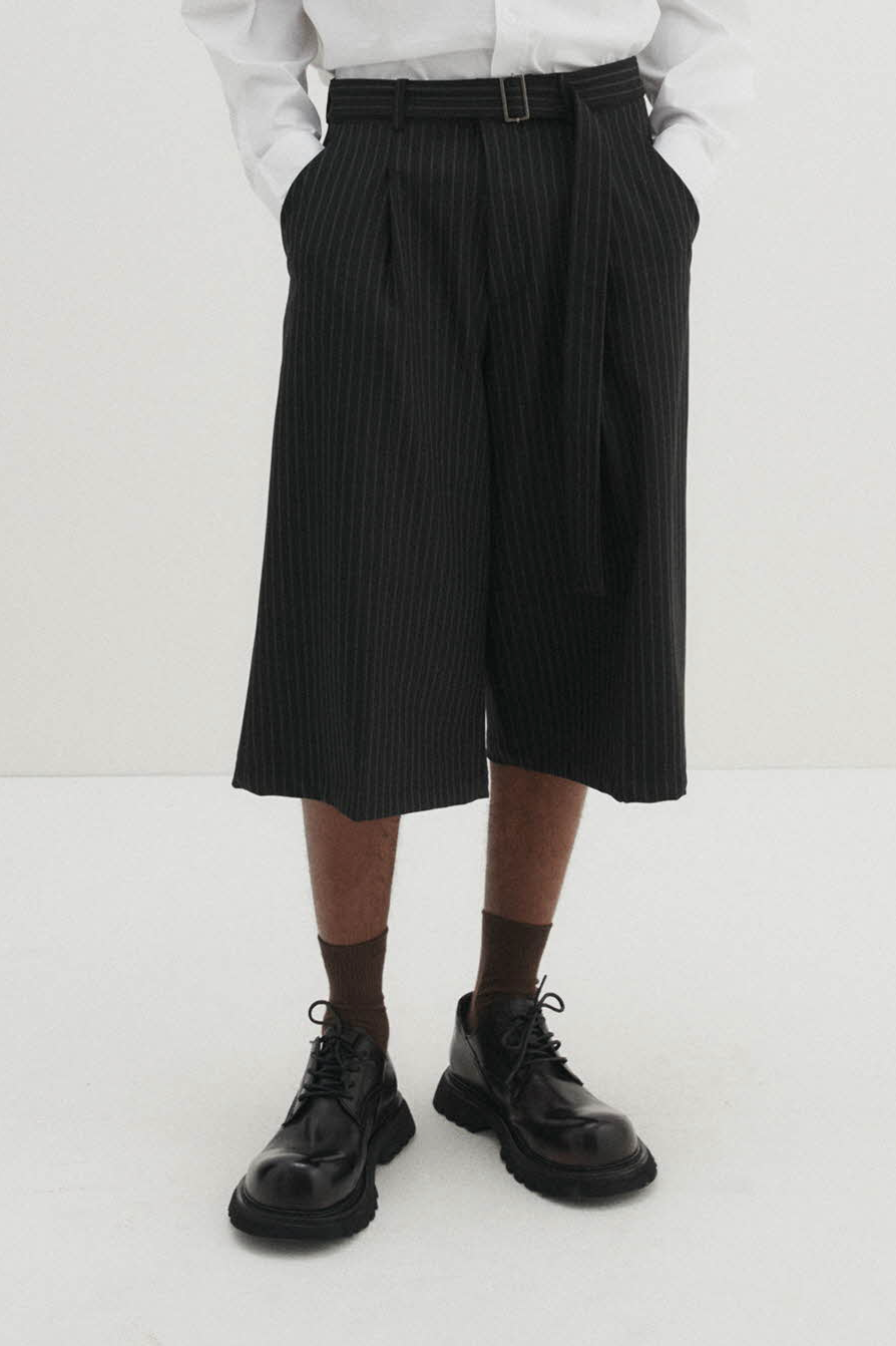 Belted Stripe Bermuda Slacks (Black)