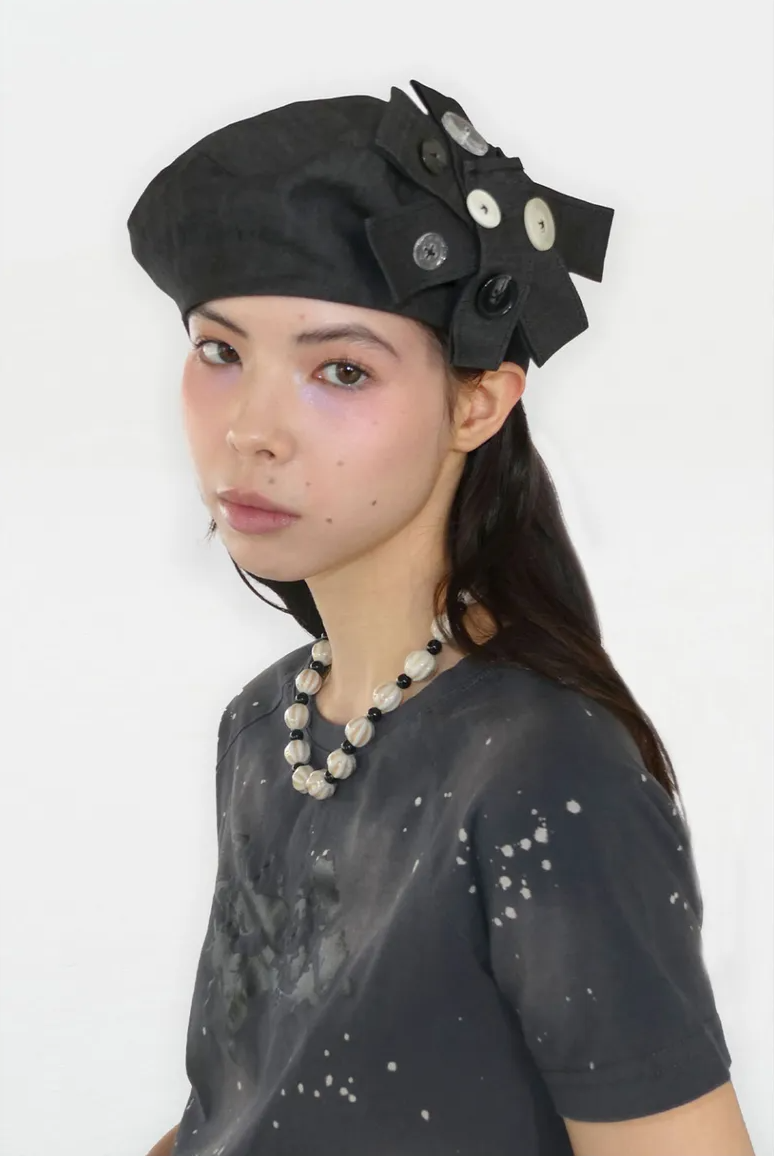 Buttoned Strap Beret Hat [Charcoal]